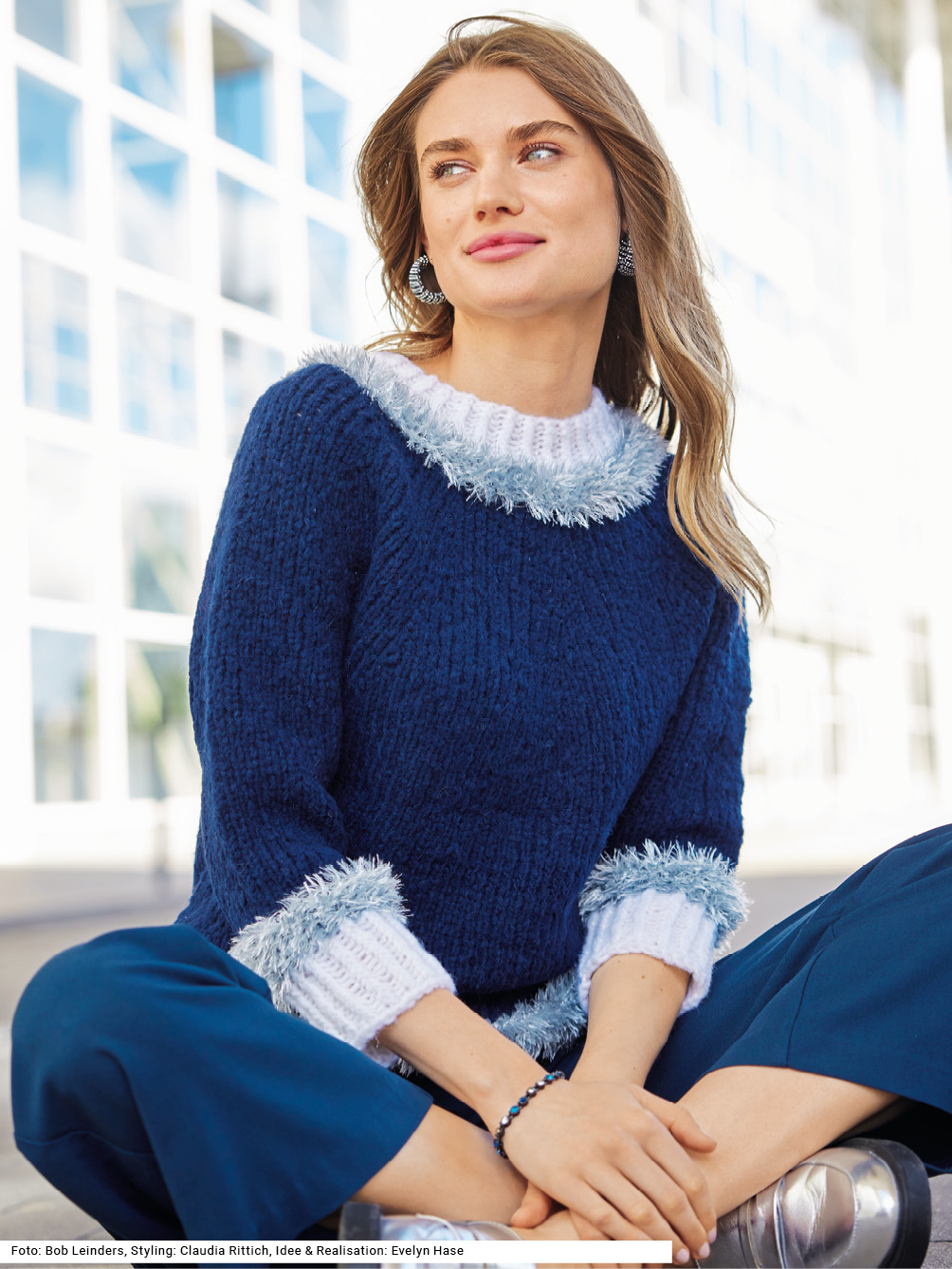Modellansicht Bild 1: Raglan von oben: Pulli in Dunkelblau mit Weiß und Silber