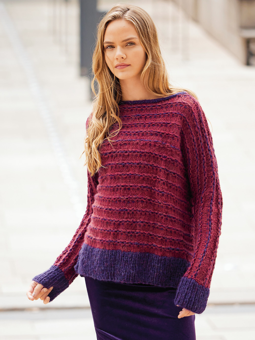 Modellansicht Bild 1: Pulli mit Fledermausärmeln in Rot und Violett