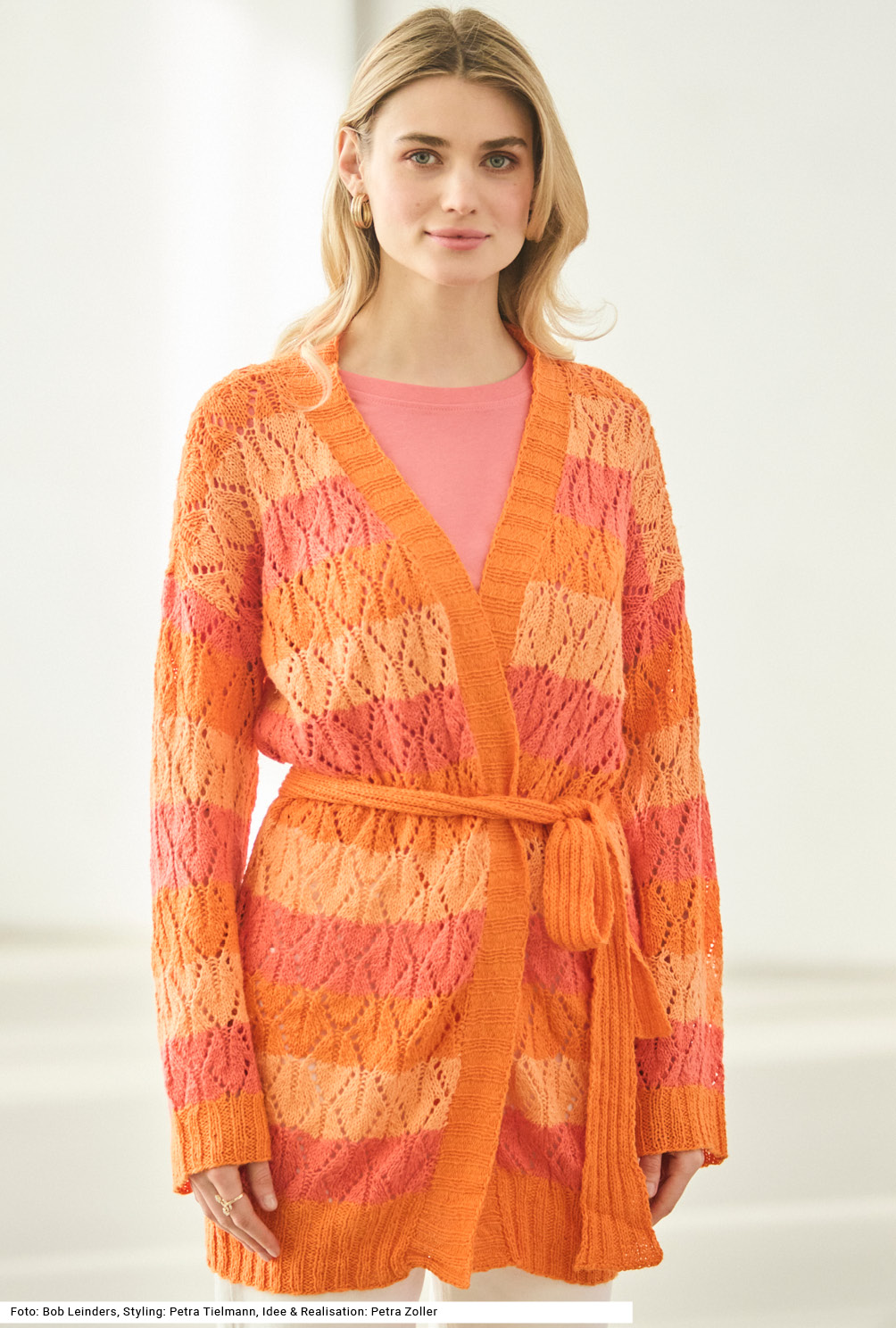 Modellansicht Bild 2: Jacke im Ajourmuster mit Gürtel