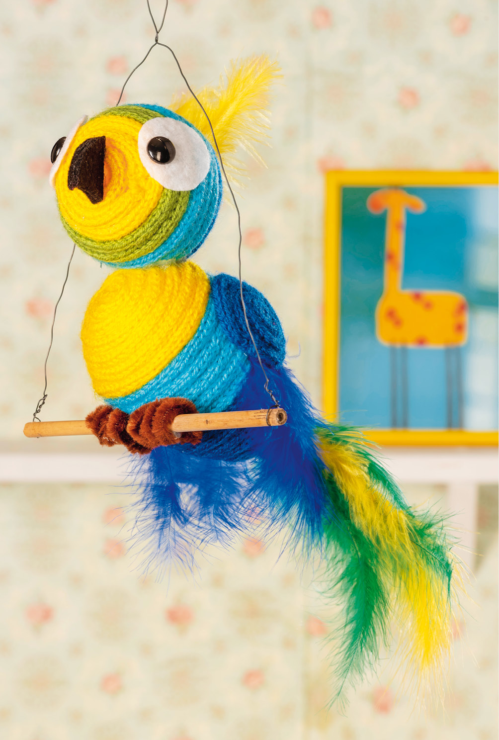Modellansicht Bild 3: Farbenfroher Papagei aus Wollkordeln mit der Strickliesel