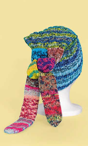 Farbige, modische Strickmütze mit auffälliger Schleife, handgemacht aus gemustertem Garn. DIY-Elemente.