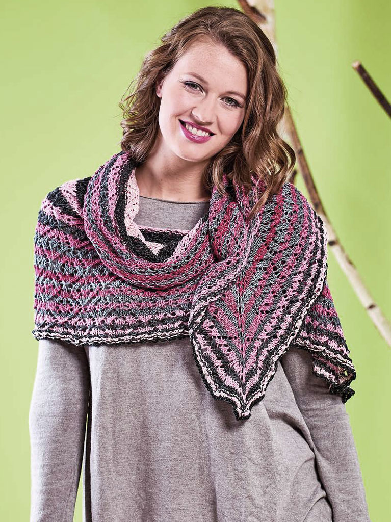 Modellansicht Bild 1: Woolly Hugs ovales Tuch mit Streifen