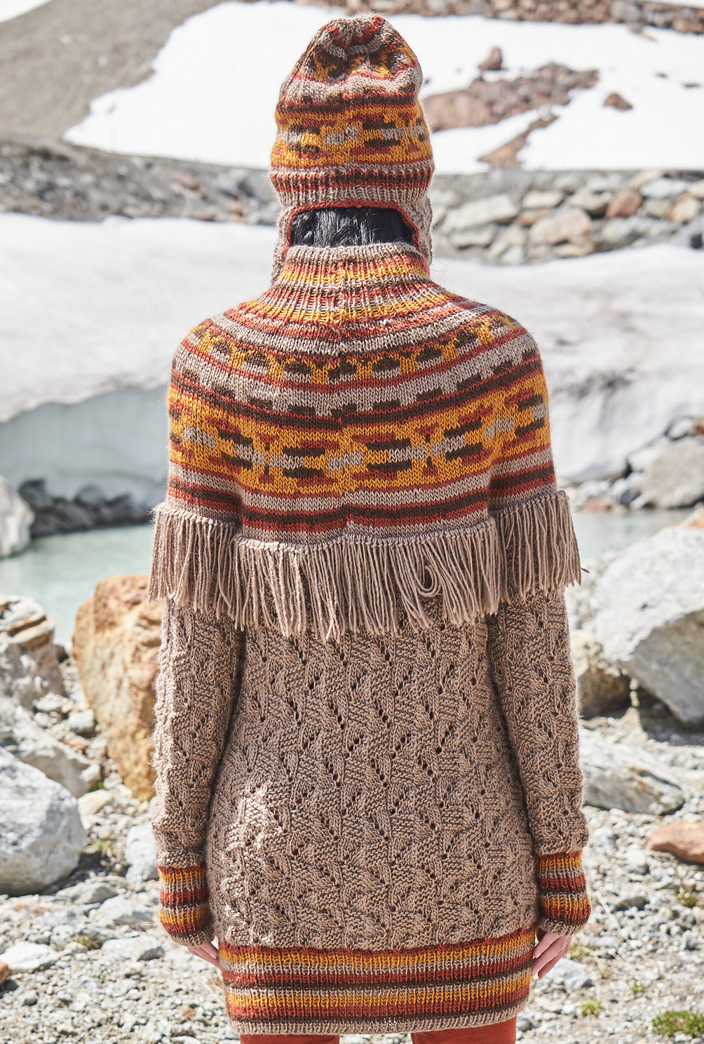 Modellansicht Bild 4: Markante Strukturen und bunte Streifen setzen Pulli und Mütze im Szene!