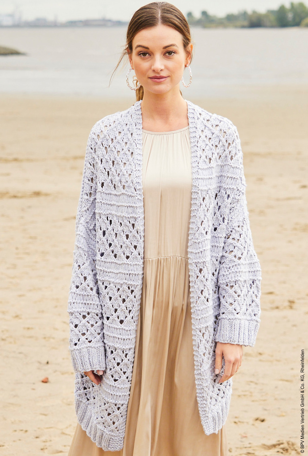 Modellansicht Bild 2: Verschlusslose Jacke mit Mustermix in Hellblau