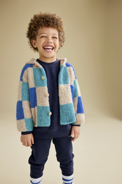 Modische, karierte Jacke in Blau-Beige-Tönen, flauschiges Material. Passend: Dunkler Anzug, DIY-Charakter.