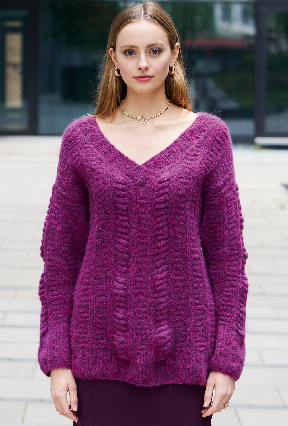 Modellansicht Bild 5: Pflaumenfarbener Pulli mit V-Ausschnitt