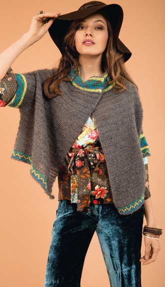 Graue Strickweste, farbiger Saum, florale Bluse, samtene Hose, lässiger Schnitt, modisch, handgemacht.