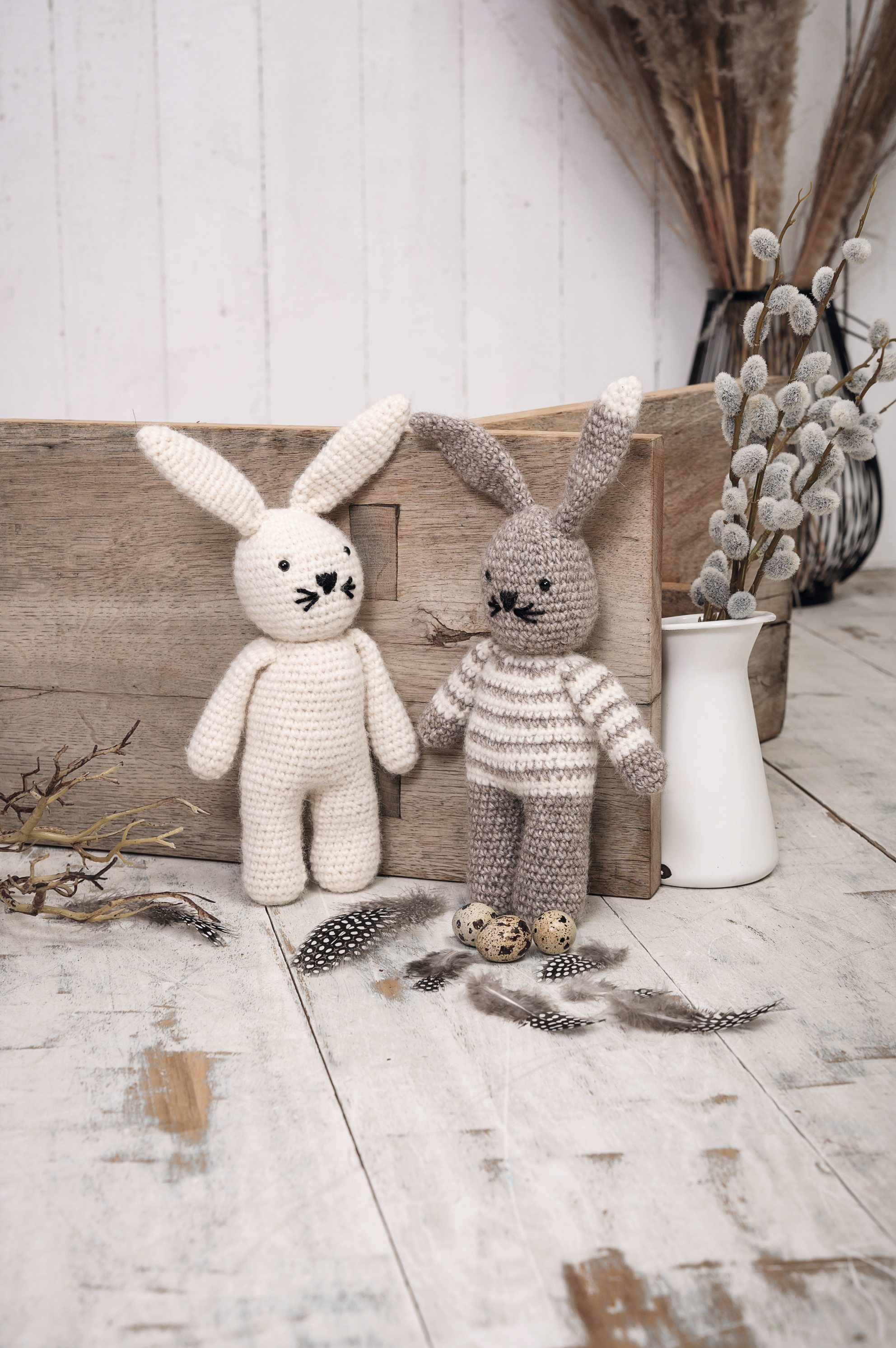Gehäkelte Hasen in Creme und Braun mit Streifen; minimalistisch, diy, handgefertigt.