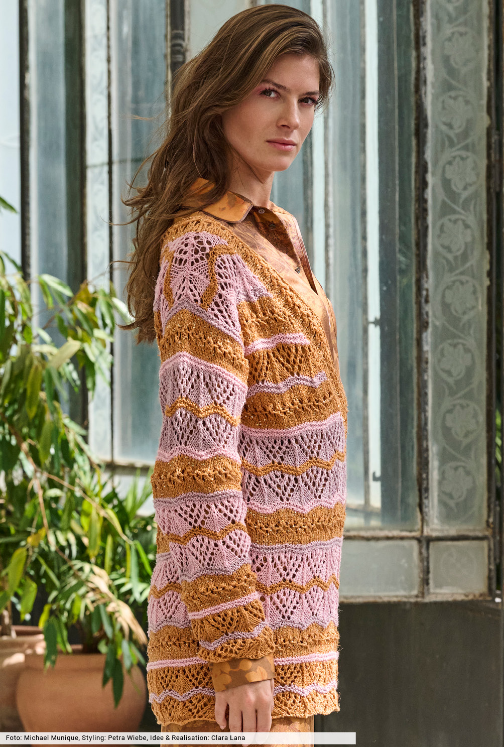 Modellansicht Bild 4: Longpulli im Streifemix