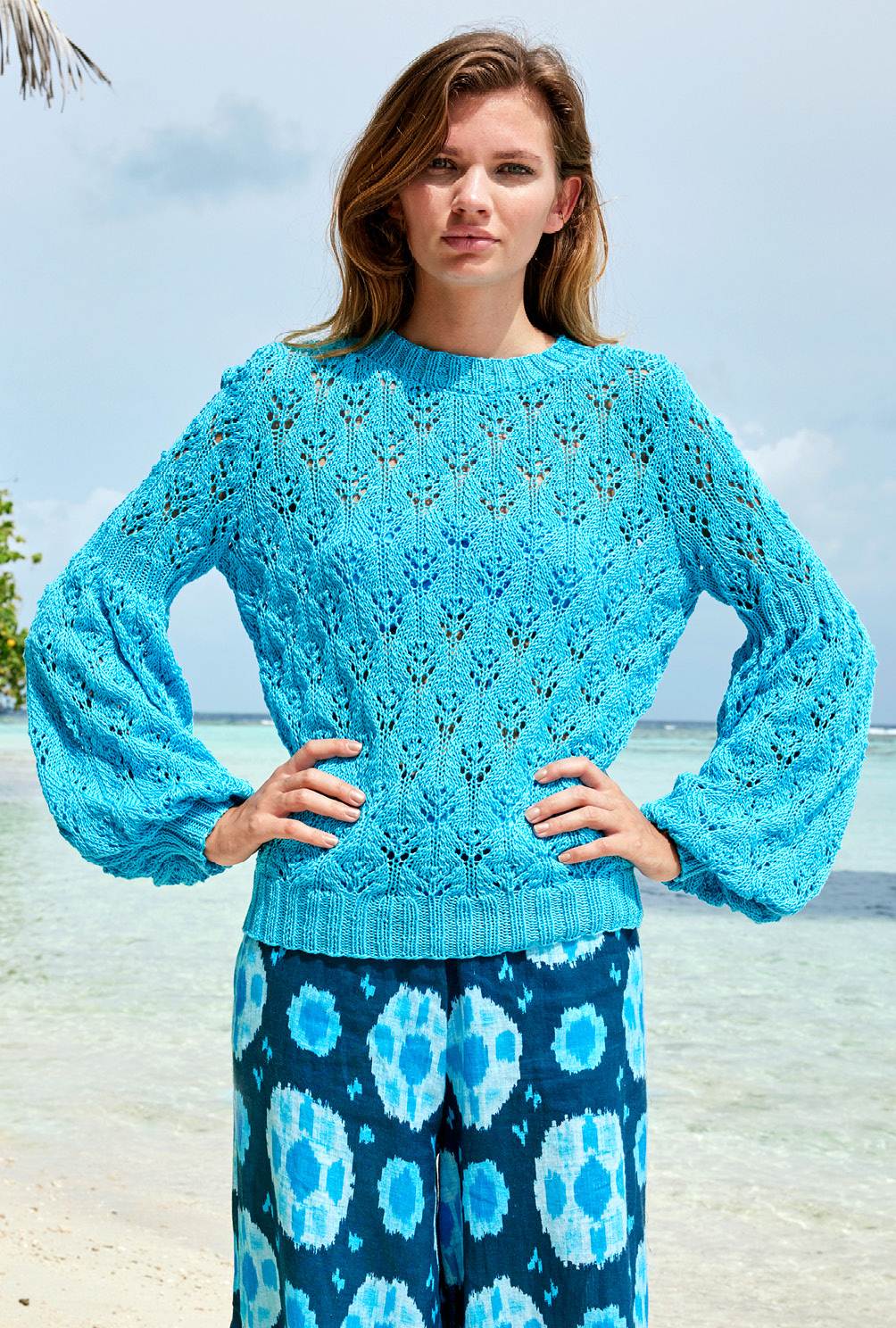 Modellansicht Bild 5: Blauer Pulli mit Keulenärmeln