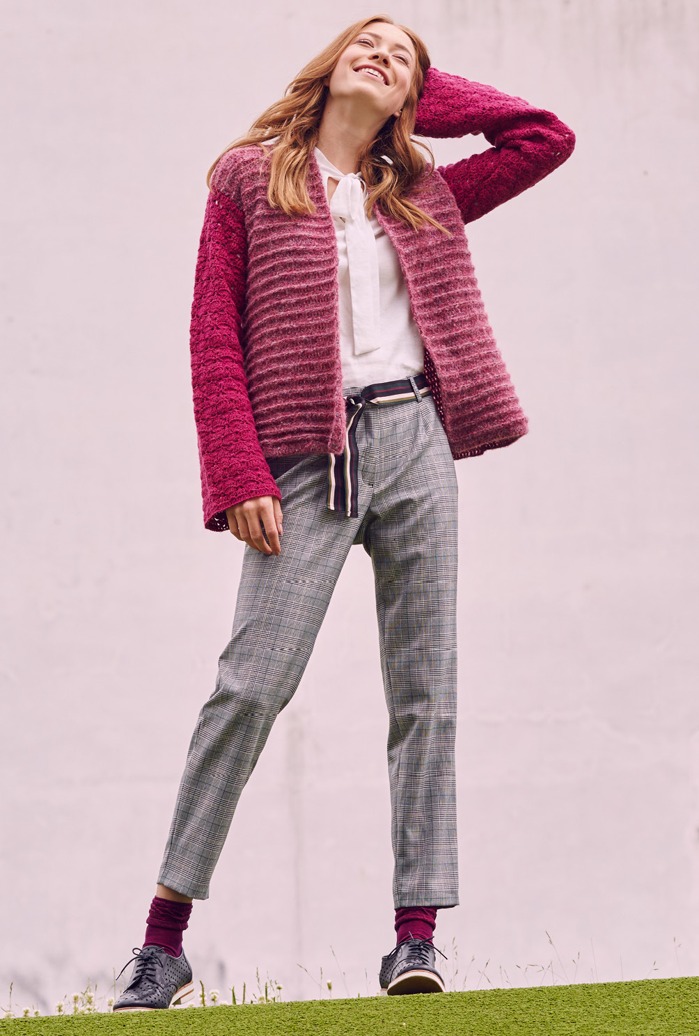 Modellansicht Bild 2: Gehäkelte Jacke in zwei Pinknuancen mit zwei verschiedenen Mustern