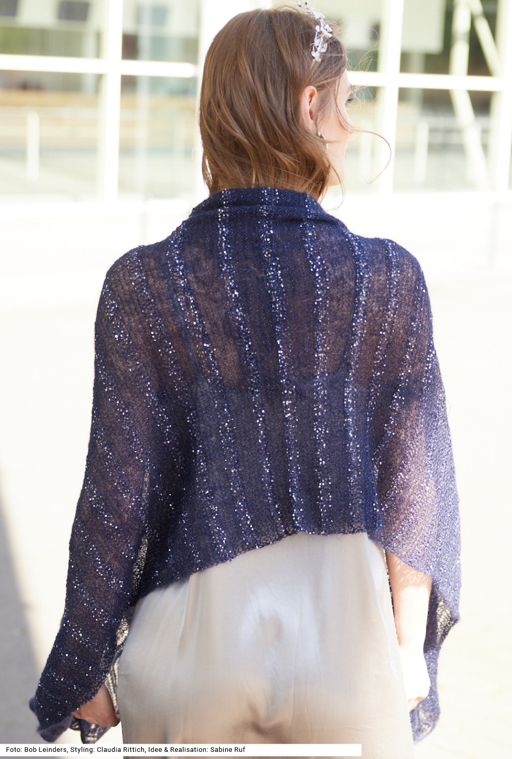 Modellansicht Bild 5: Tuch mit Ajourmuster in Dunkelblau