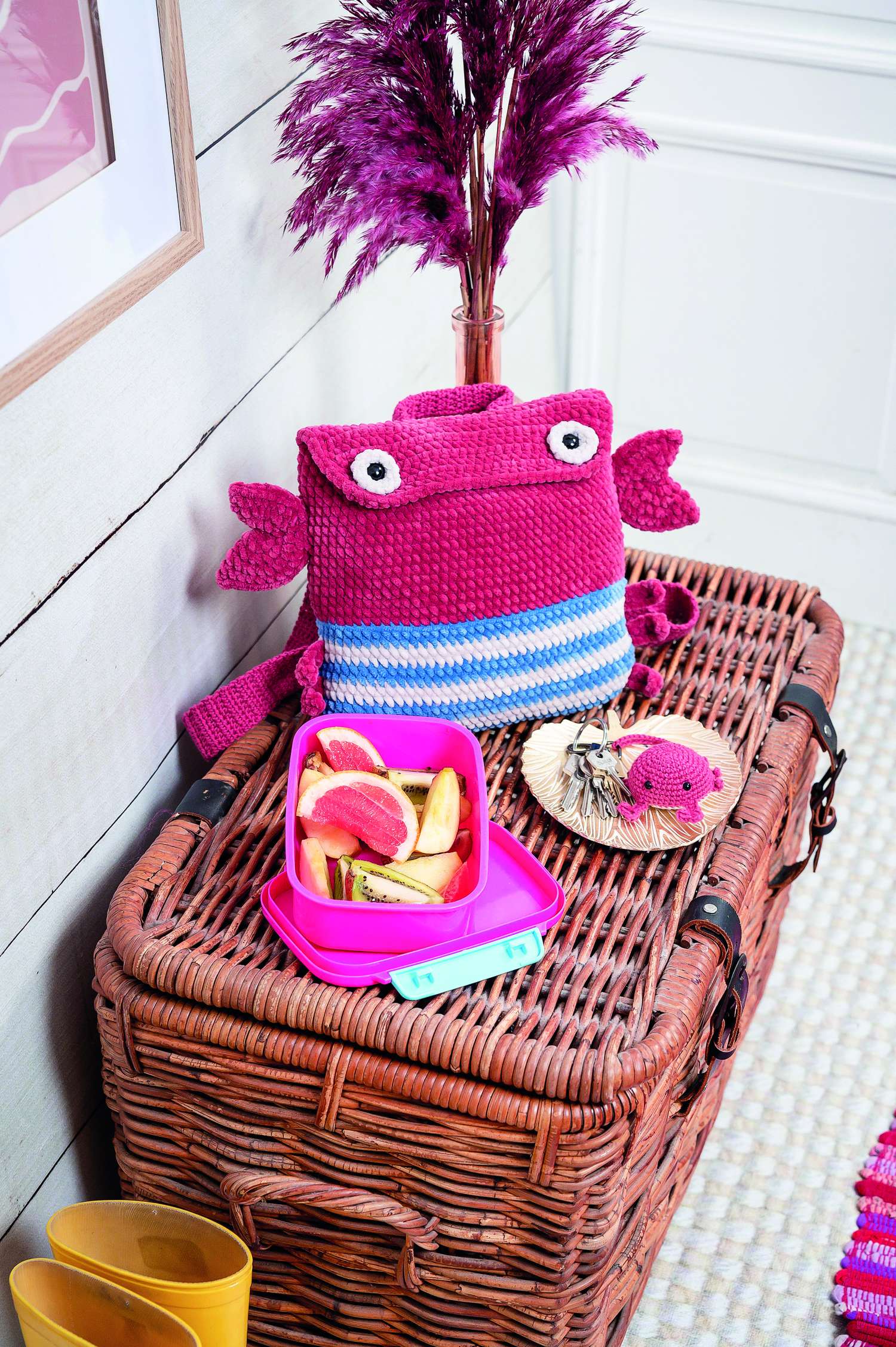 Pfiffige handgemachte Tasche in Pink und Blau, mit witzigen Augen und gestreiftem Muster. DIY-Charme pur!