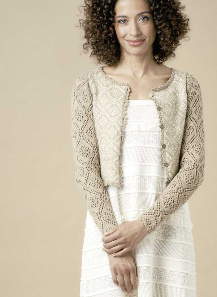 Modisches, handgemachtes Outfit mit Häkelmuster; Spitzen-Cardigan in Beige über weißem Kleid.
