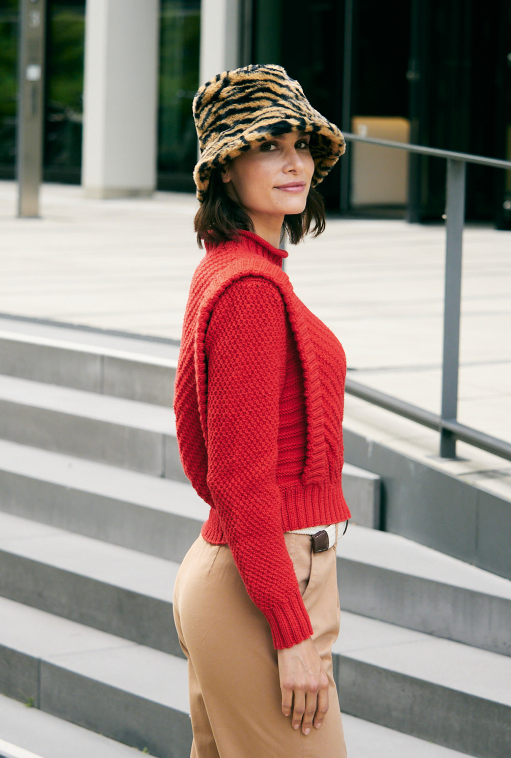 Modellansicht Bild 4: Roter Pullover mit aufgesetzten Rippenblenden