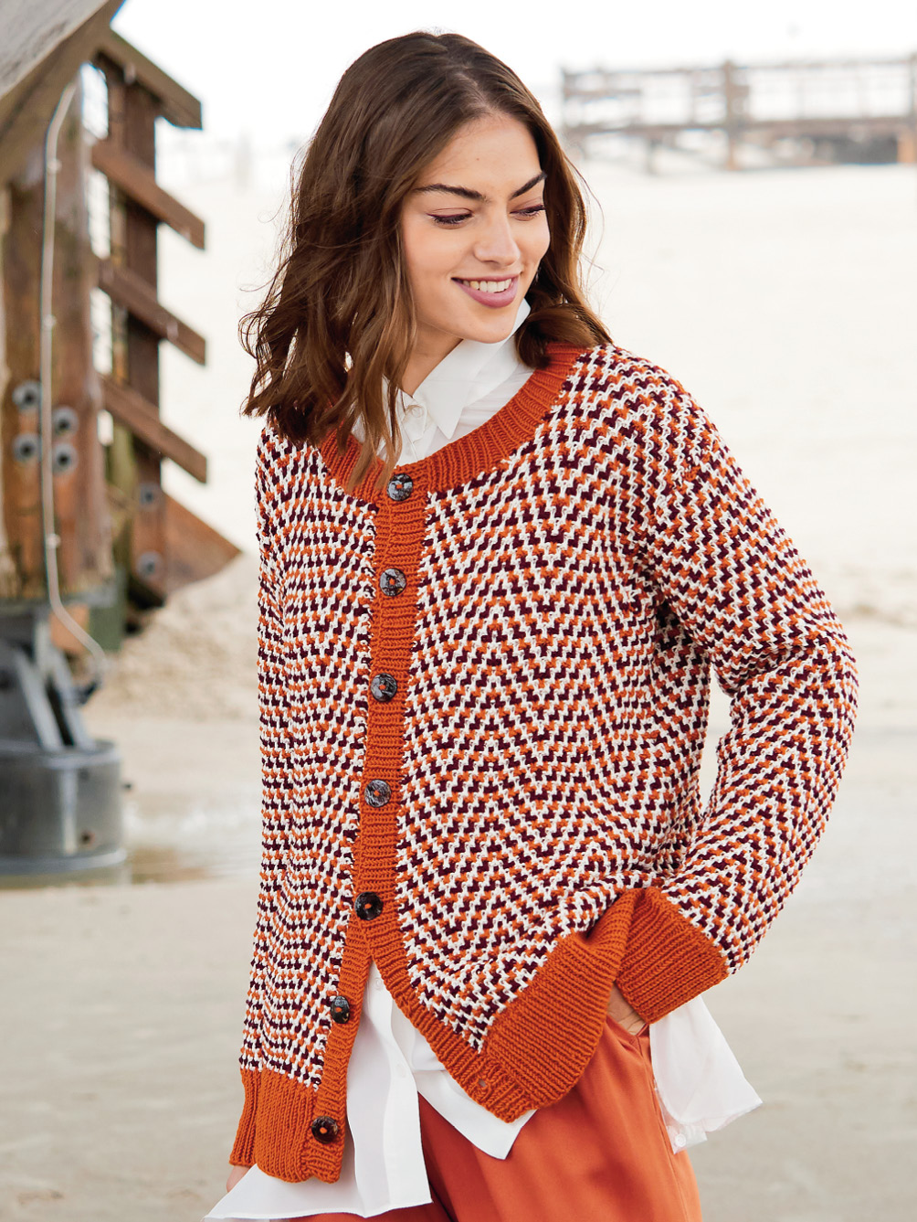 Modellansicht Bild 1: Jacke mit Hebemaschenmuster in Terracotta, Natur und Bordeaux