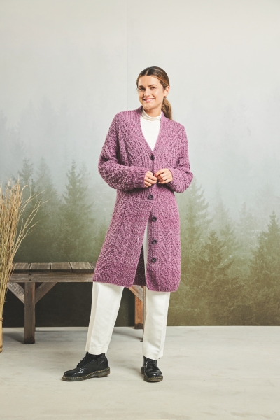 Langer, weinroter Strickcardigan mit Knöpfen. Modisch, selbstgemacht. Kombiniert mit weißer Hose, schwarzem Schuh.