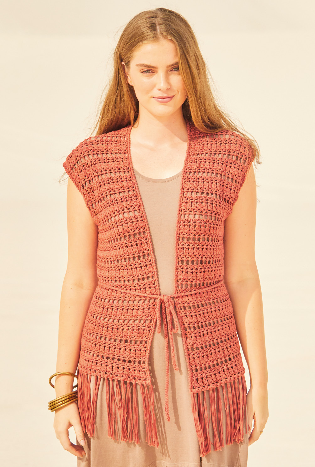 Modellansicht Bild 2: Zimtfarbene Weste mit Fransen