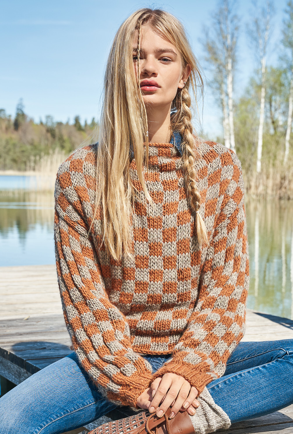 Modellansicht Bild 3: Pulli im Schachbrettmuster und raffiniertem Schnitt