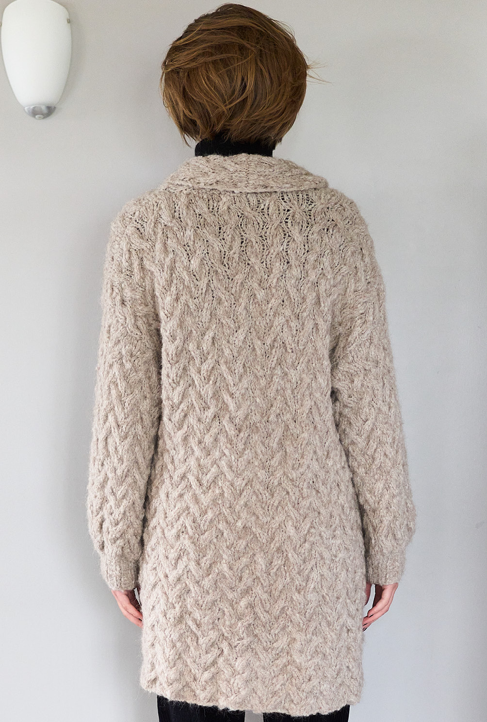 Modellansicht Bild 6: Longjacke mit Zopfstrukturen