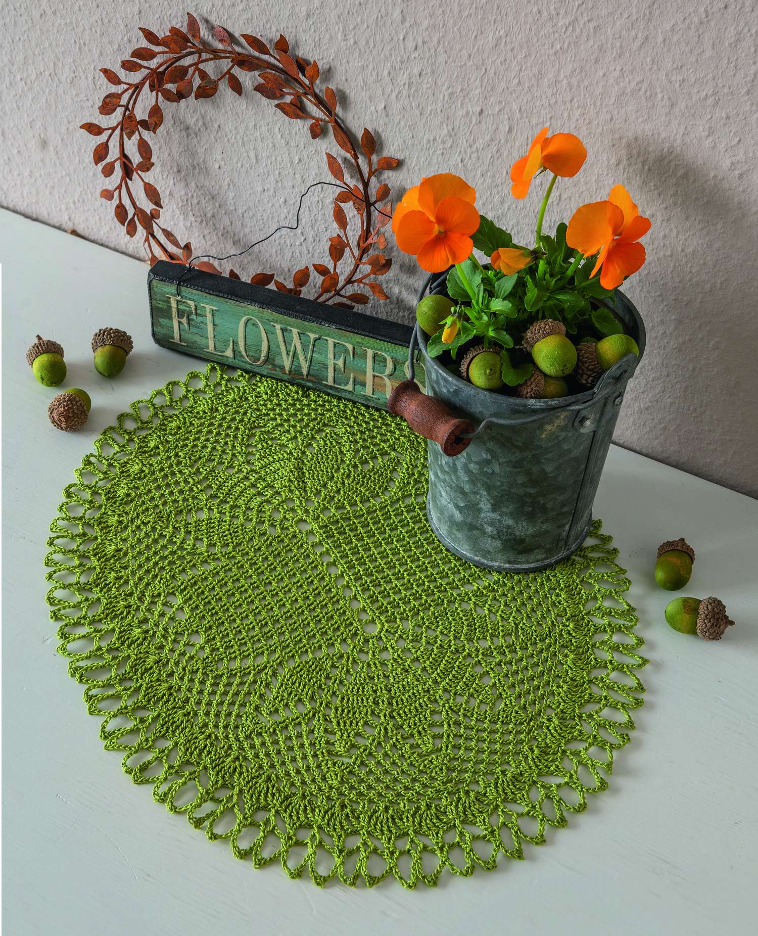 Grünes, handgemachtes Deckchen mit filigranem Muster. Modisch, ideal für DIY-Deko.