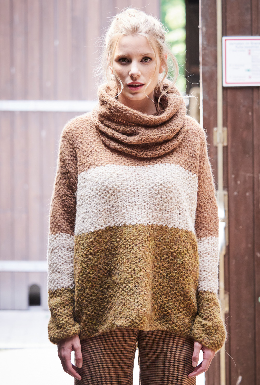 Pulli mit Blockstreifen und Loop in Curry, Sand und Braun