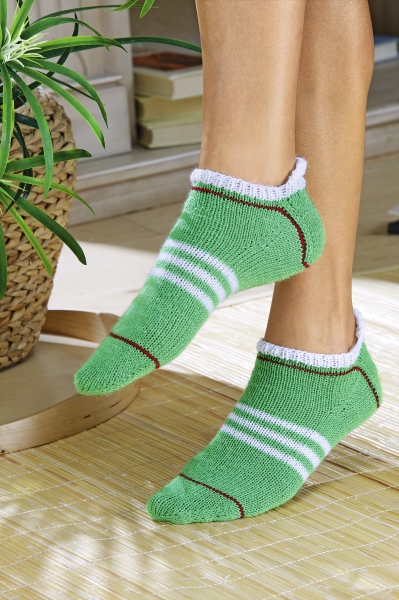 Grüne Socken mit weißen Streifen, sportlicher Schnitt, DIY-Look. Auffällige Farbkombination.