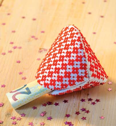 Rot-weiß karierter Stoff mit floralen Mustern, handgemacht, diy-Stück, pyramidenförmig.