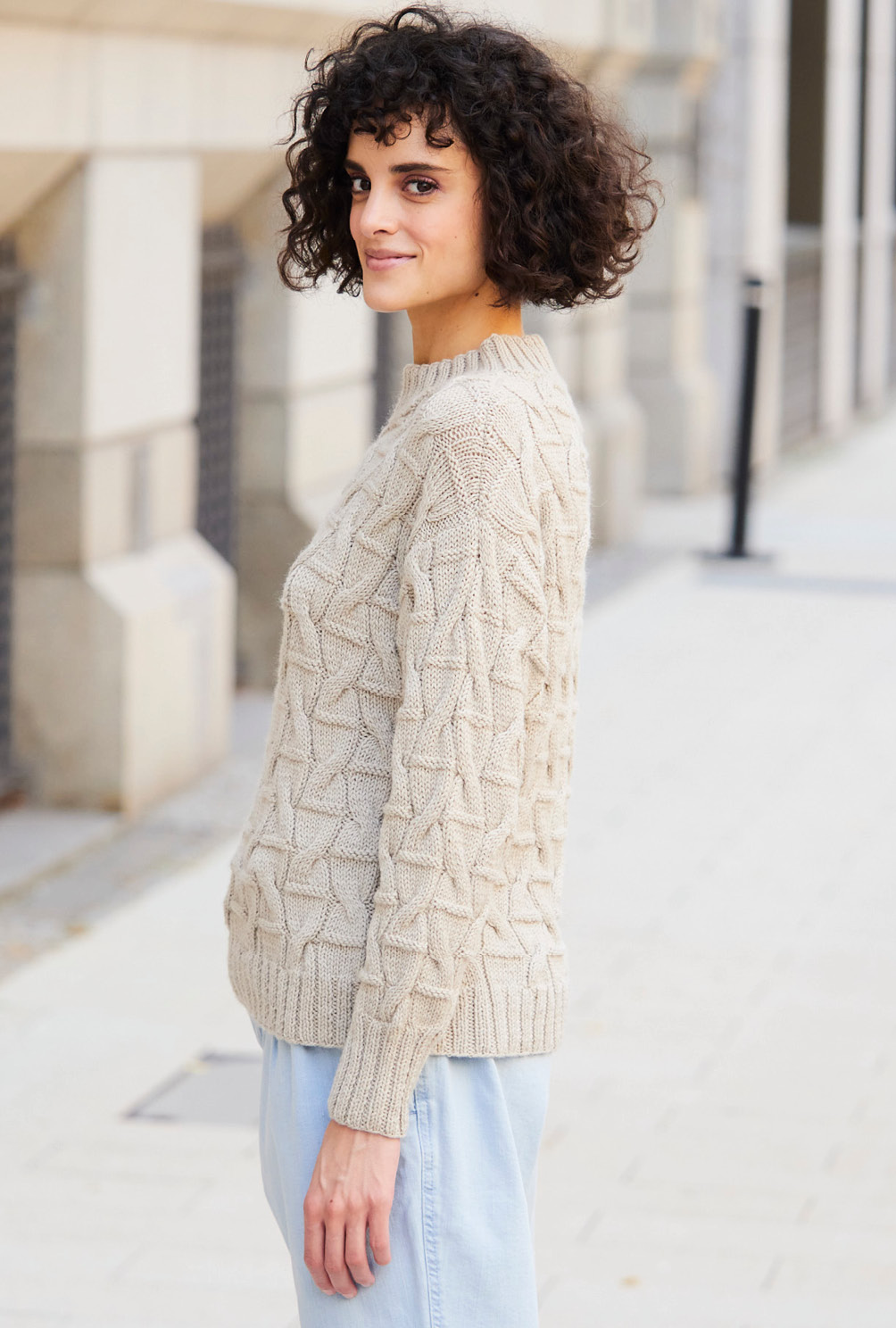 Modellansicht Bild 6: Pullover mit Zopf-Strukturmuster und Turtleneck-Kragen