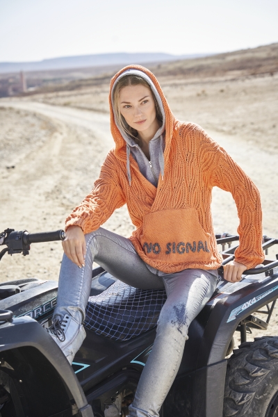 Orange, handgemachter Hoodie mit Zopfmuster, 'NO SIGNAL'-Schriftzug. Lässiger, modischer Look.