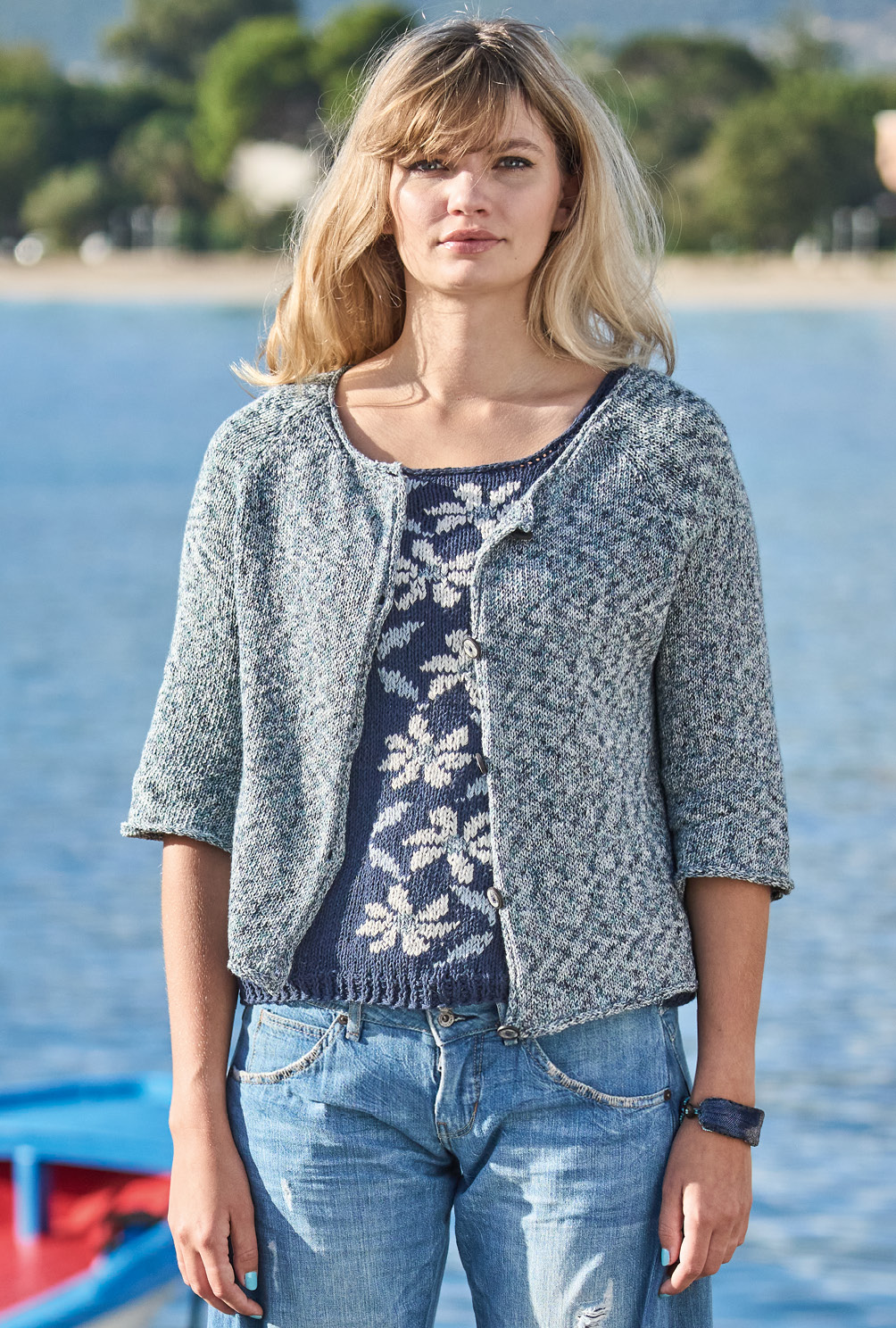 Modellansicht Bild 3: Melierte Jacke und Top mit Blumen