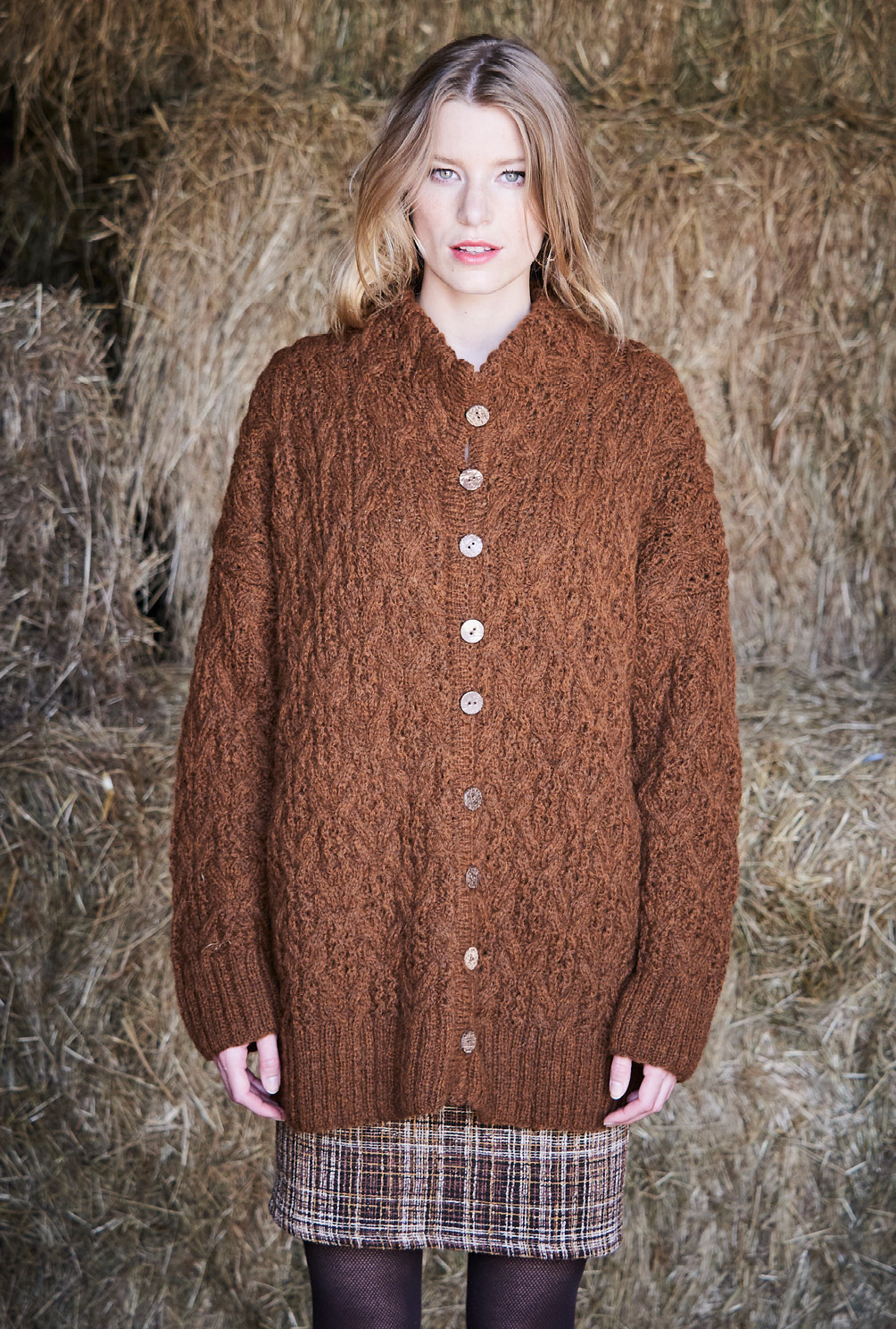 Modellansicht Bild 2: Oversize-Jacke mit Zopf-Ajourmuster in Braun