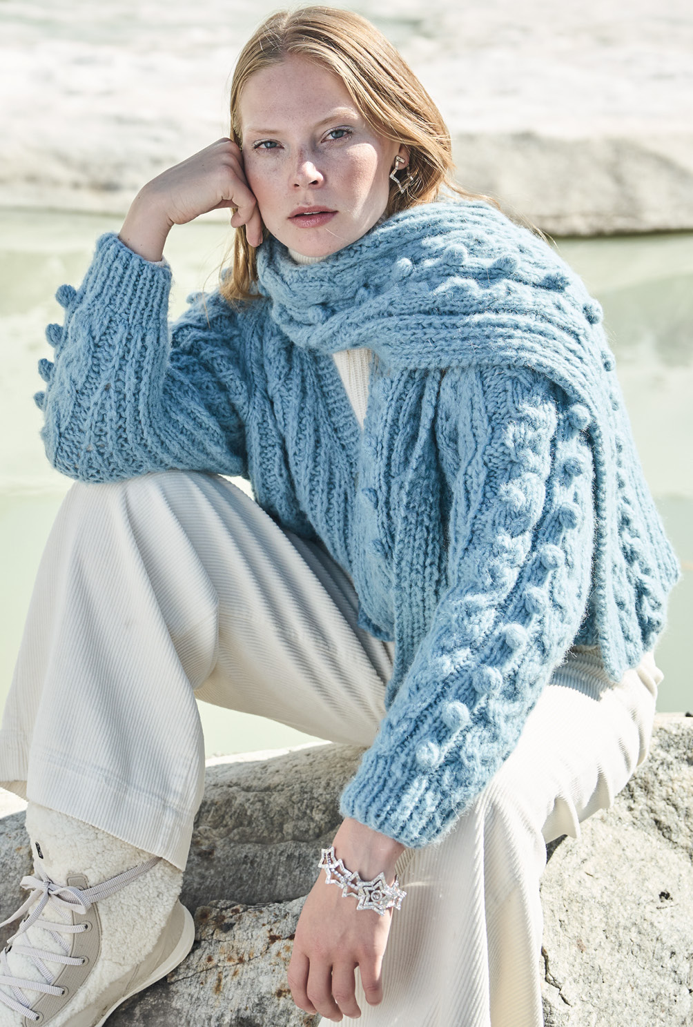 Modellansicht Bild 2: Cardigan mit Schal