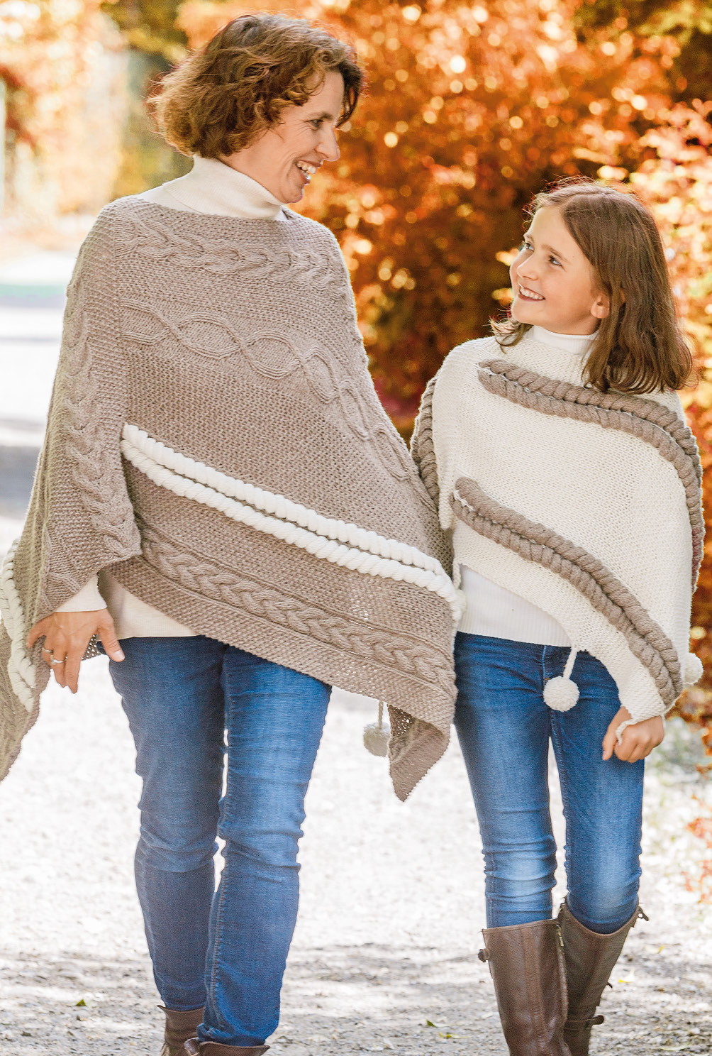 Gestrickter Kinder- und Damenponcho mit Loop in Beige-Natur