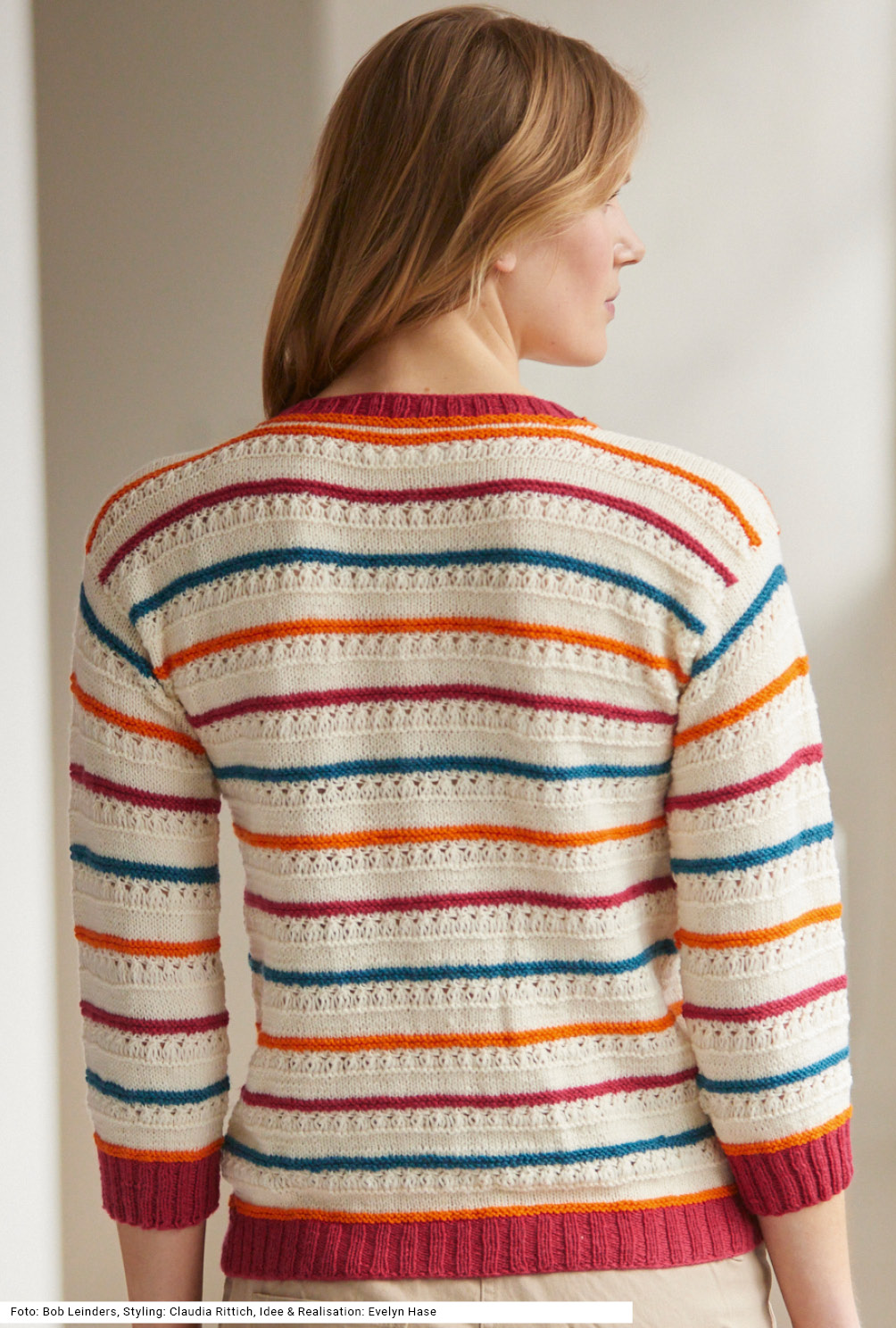 Modellansicht Bild 5: Weißer Pulli mit schmalen Streifen in Rot, Petrol und Orange