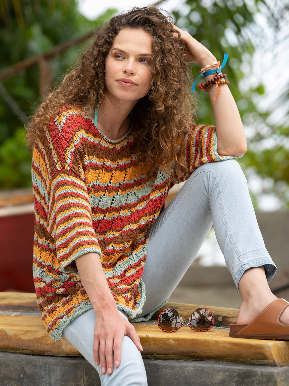 Modellansicht Bild 1: Kunterbuntes Ajourmuster-Shirt