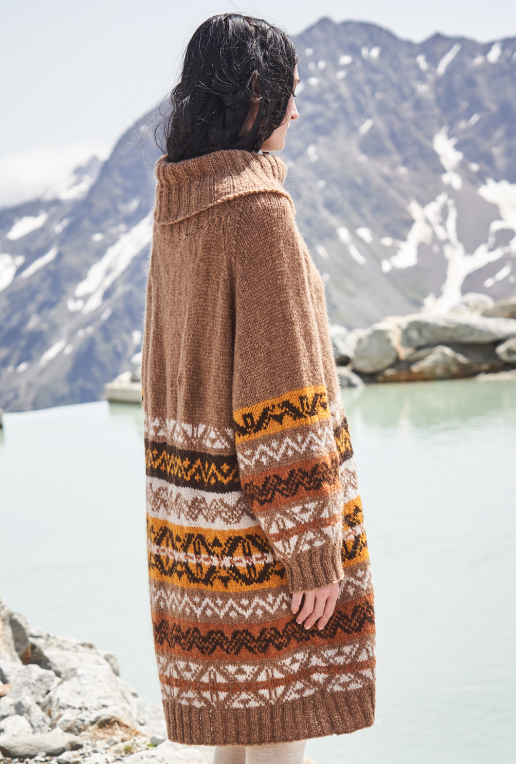 Modellansicht Bild 3: Lässiger Longpulli als Verwandlungskünstler