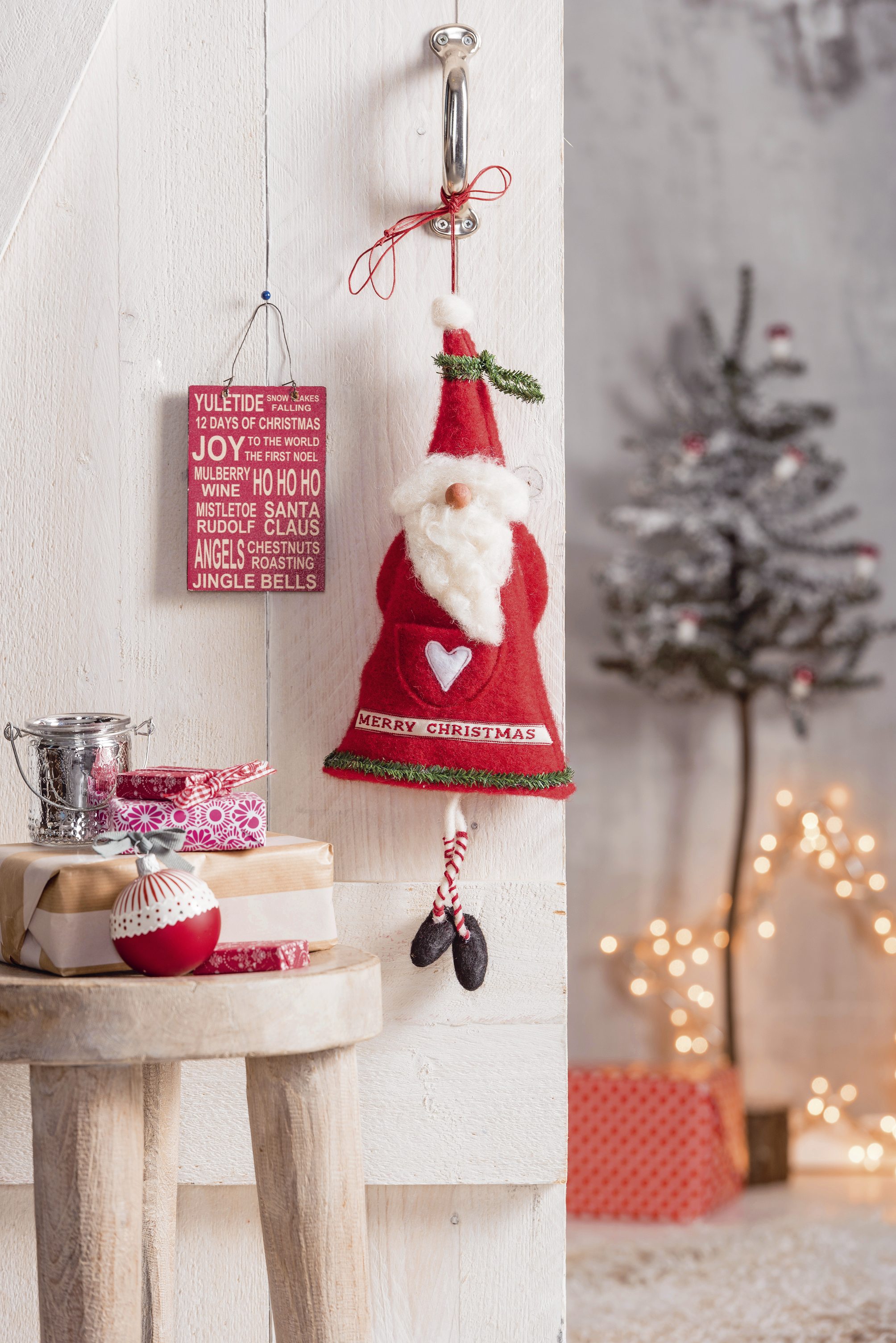 Handgemachter roter Filz-Wichtel mit grünem Rand, Herz- und Merry-Christmas-Applikation, DIY-Charme.