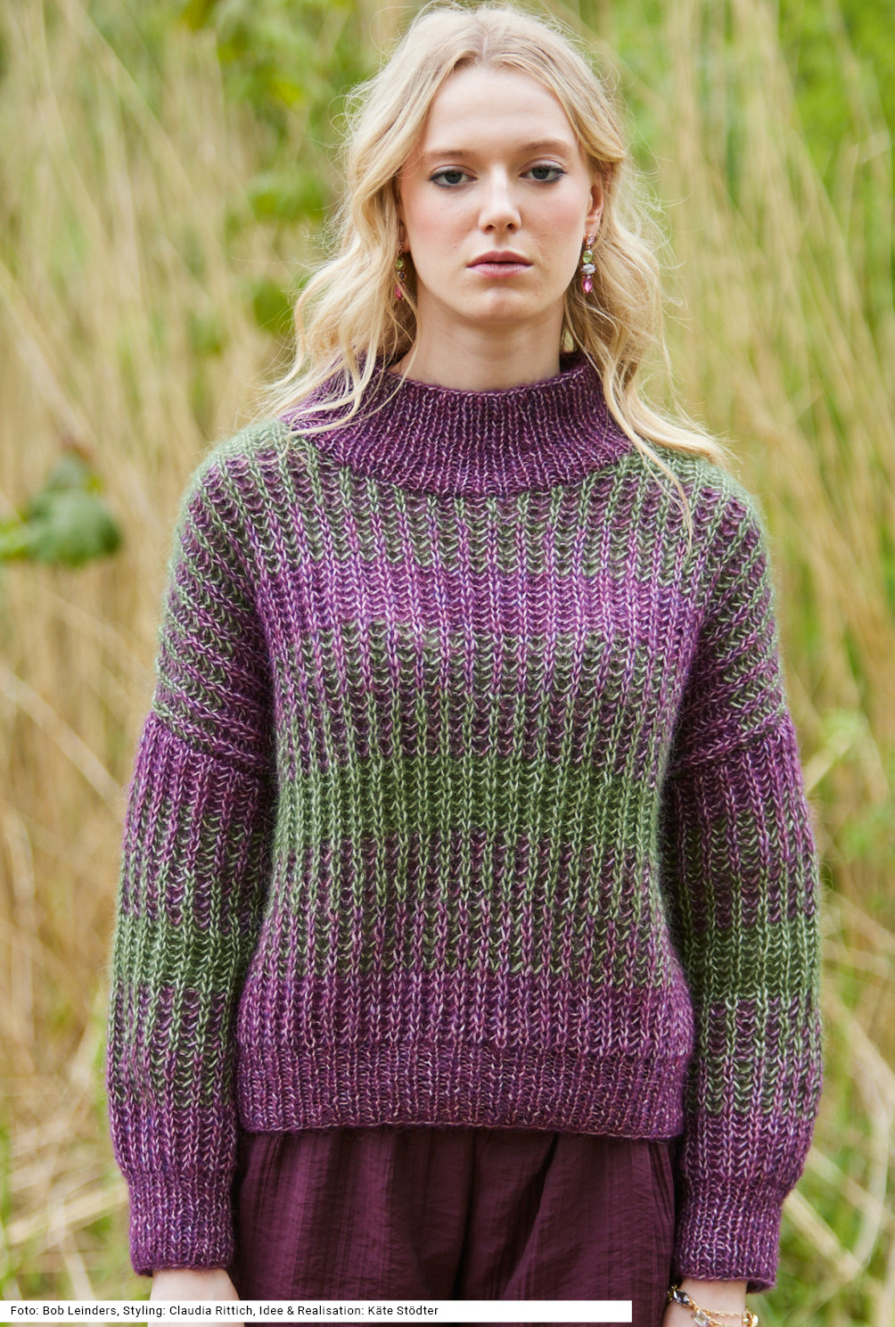 Modellansicht Bild 2: Pulli mit zweifarbigem Patent in Brombeer und Oliv