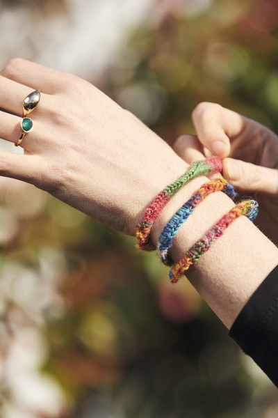 Handgemachte, bunte Armbänder mit lebendigen Farben; gehäkelt, modisch, einzigartig, DIY-Stil.
