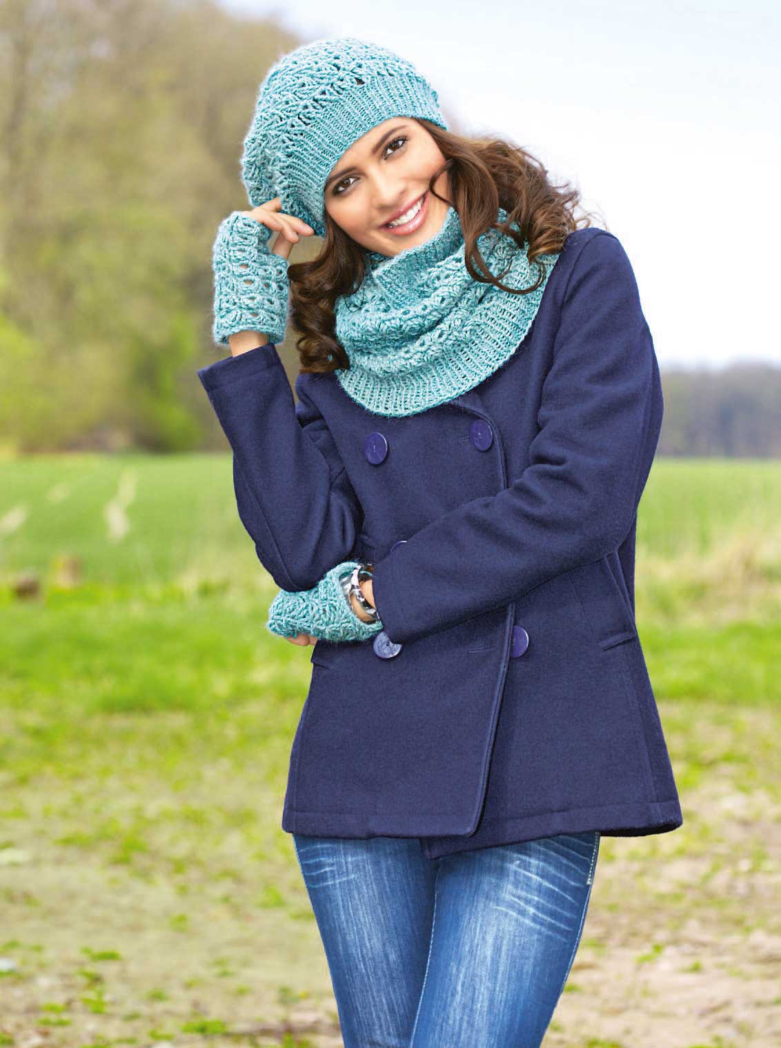 Blauer Wollmantel, handgestrickte türkisfarbene Mütze, Schal und Handschuhe. Modisch, gemütlich, DIY-Look.