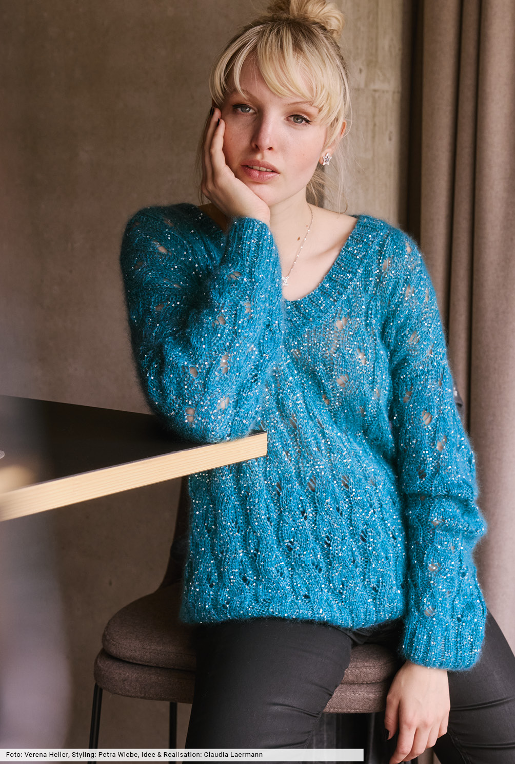 Modellansicht Bild 2: Pulli mit Ajourmuster-Streifen und Pailetten
