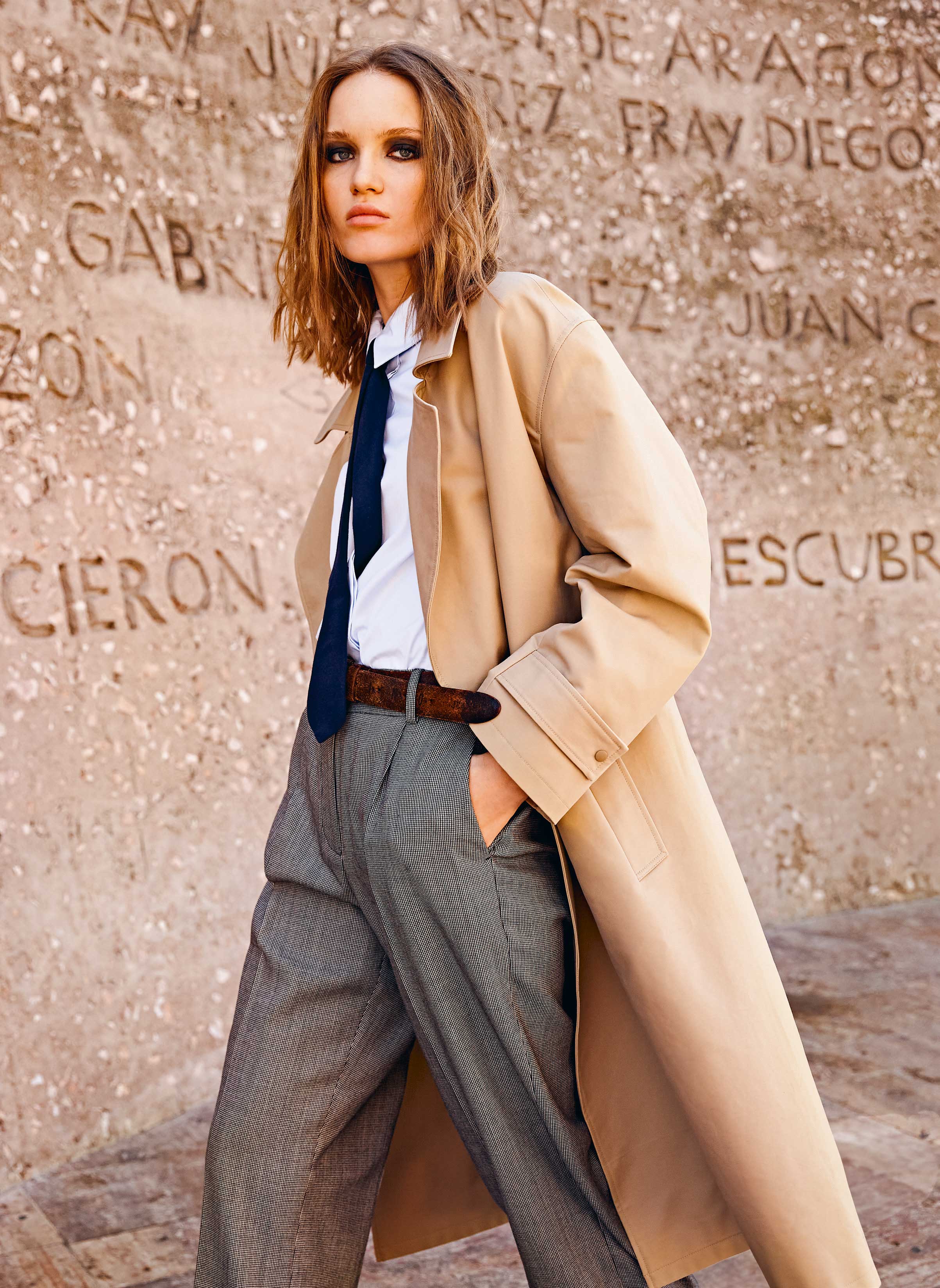 Beiger Mantel, weißes Hemd, blaue Krawatte, graue Hose. Modisch, klassisch, stilvoll.