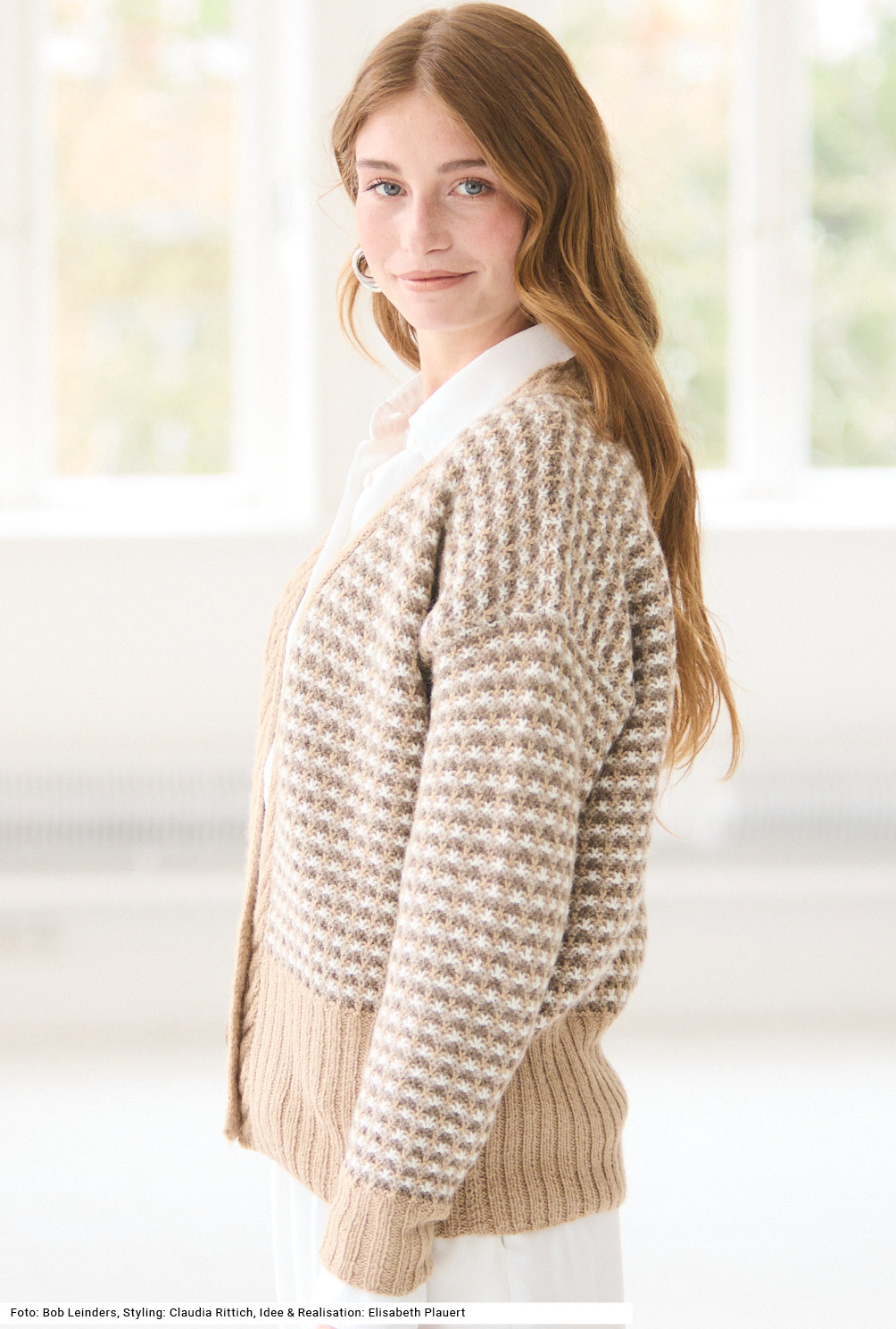 Modellansicht Bild 3: Jacke mit Hebemaschenmuster und Zopfblende