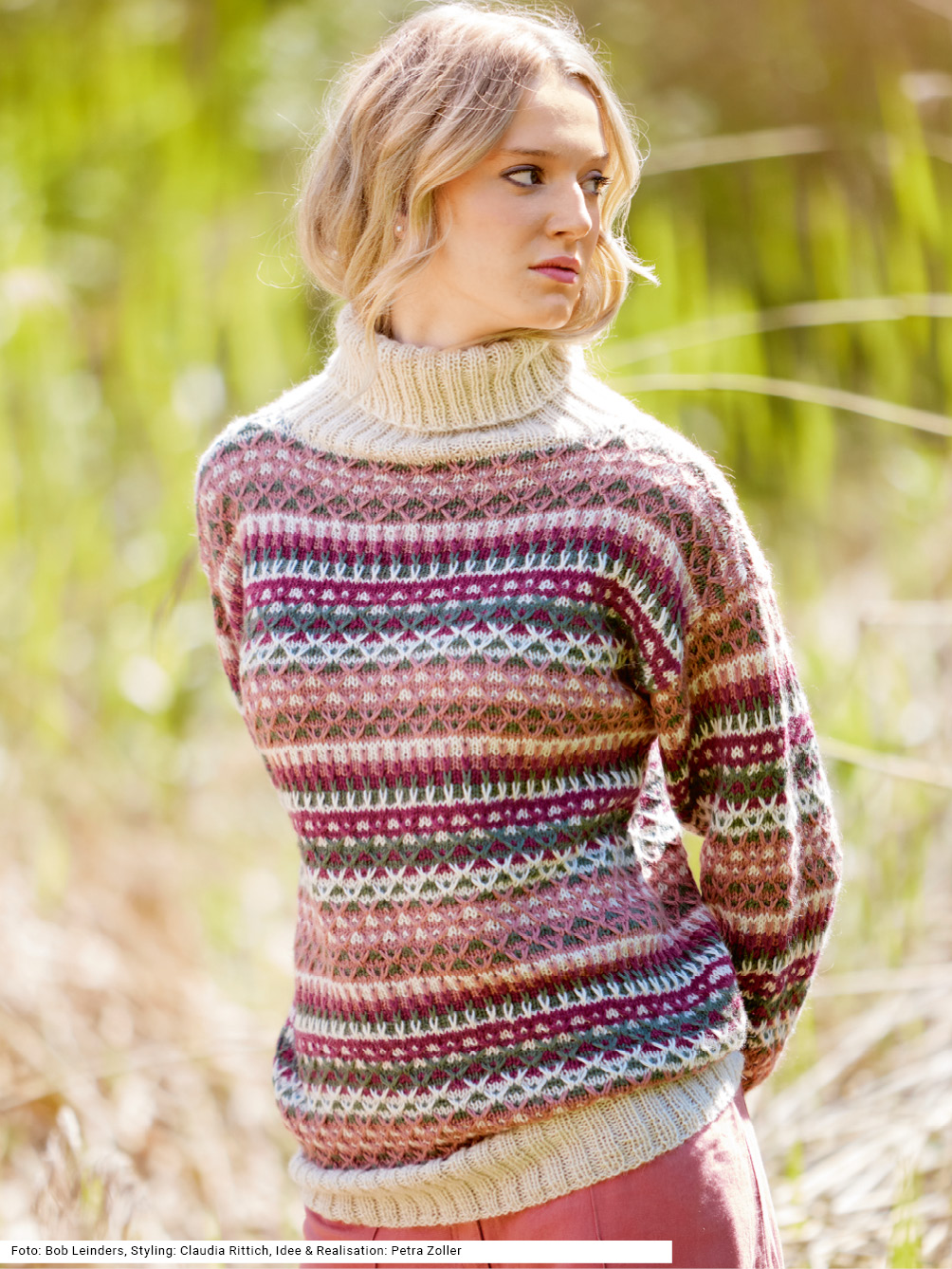 Modellansicht Bild 1: Pulli mit Hebemaschenmustern in Natur, Altrosa, Oliv und Rot