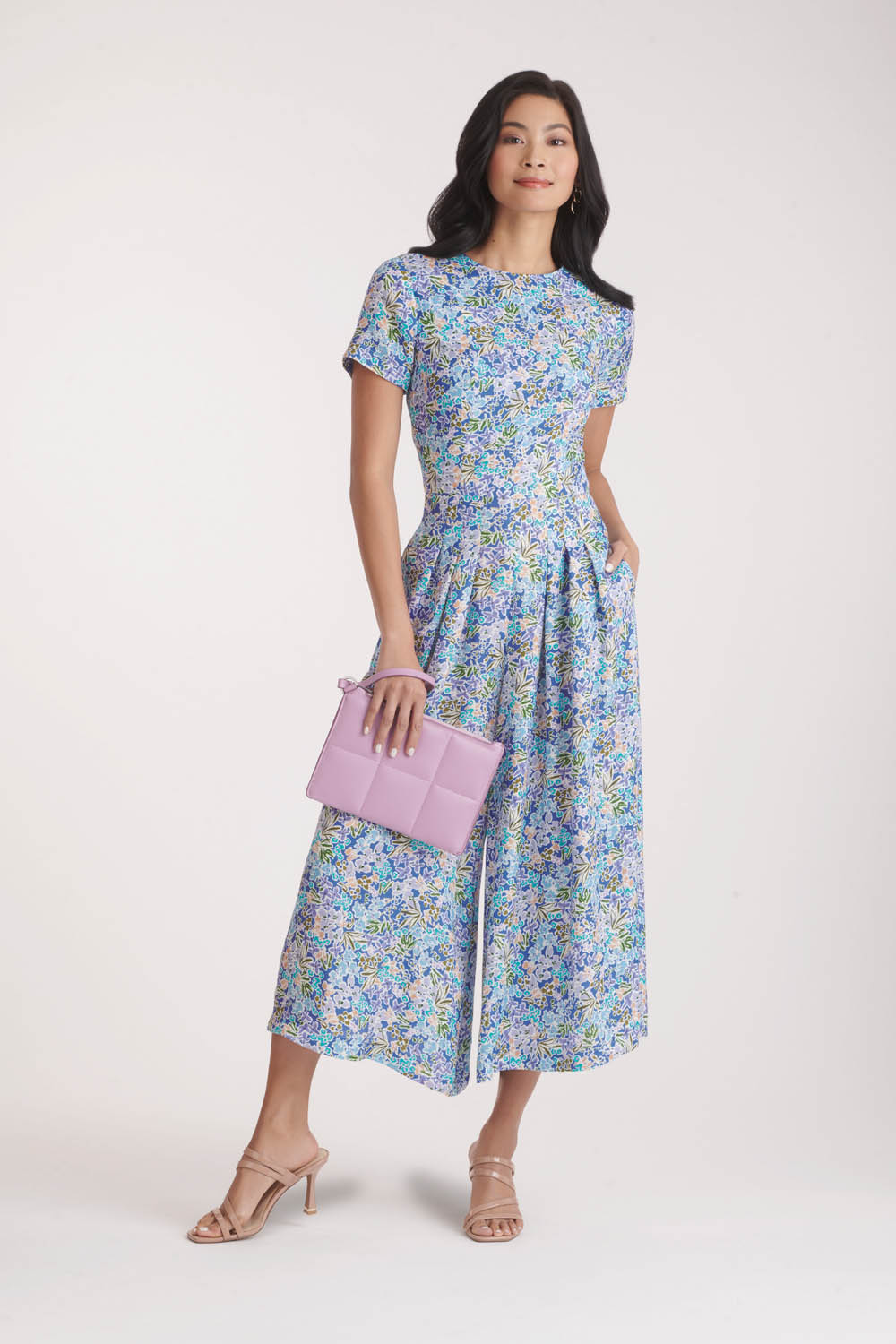 Modischer Jumpsuit: Blau-lila Blütenmuster, kurzer Schnitt, zarte Farbpalette, fließend, handgefertigt.