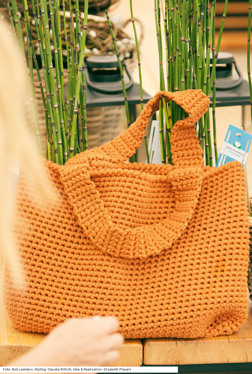 Modellansicht Bild 6: Pullover und gehäkelte Tasche in Rost