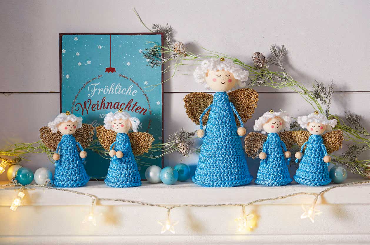 Blaue, gehäkelte Kleider mit goldenen Flügeln. Handgefertigte Details, festlich und modisch gestaltet.