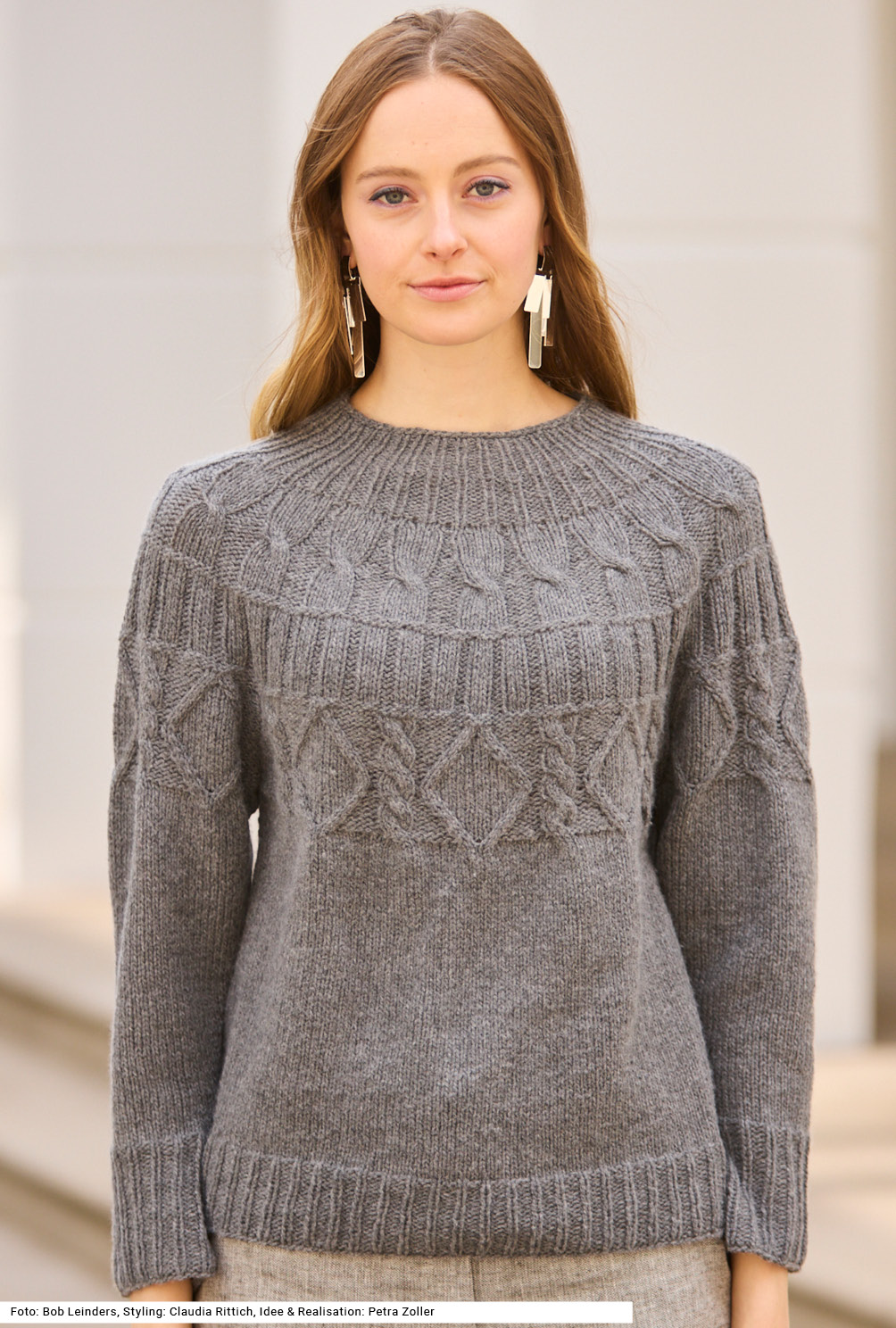 Modellansicht Bild 2: Pulli mit Zopfmuster-Passe