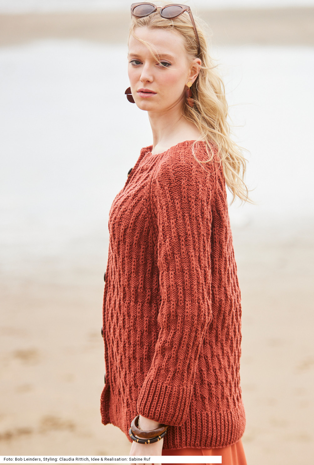 Modellansicht Bild 3: Raglanjacke mit Strukturmuster in Terracottabraun